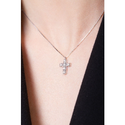 Collier en or blanc 18k avec croix ornée de diamants