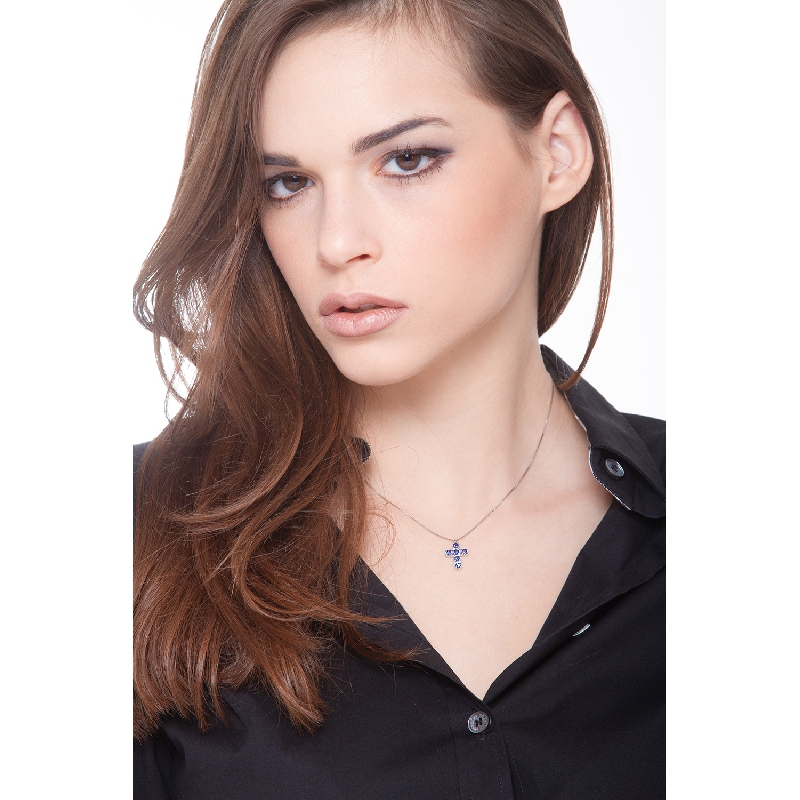 Collier en or blanc 18k avec croix ornée de saphirs bleus