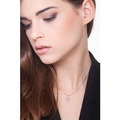 Collier en or blanc 18k avec croix carrée et diamants