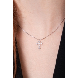 Collier en or blanc 18k avec croix carrée et diamants 2