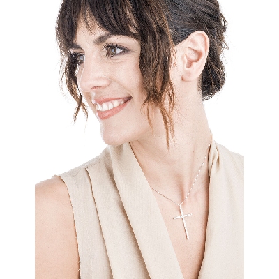 Collier avec croix en or blanc 18 carats avec diamants