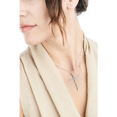 Collier avec croix en or blanc 18 carats avec diamants