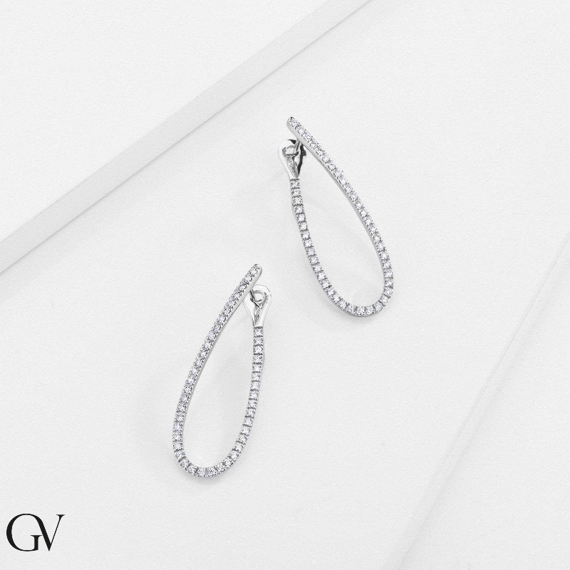 Boucles d’oreilles ovales allongées en or blanc 18k avec diamants Boucles d’oreilles ovales allongées en or blanc 18k avec diamants