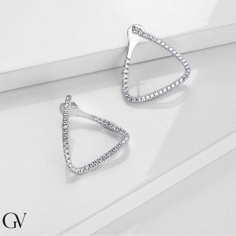 Boucles d'oreilles triangle en or blanc 18k serties de diamants  Boucles d'oreilles triangle en or blanc 18k serties de diamants