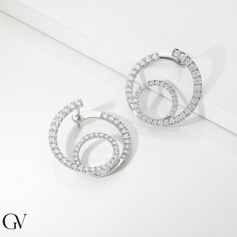 Boucles d’oreilles double cercle en or blanc 18k avec diamants