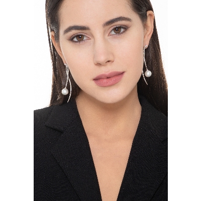 Boucles d’oreilles en or blanc 18k avec diamants brillants et perles