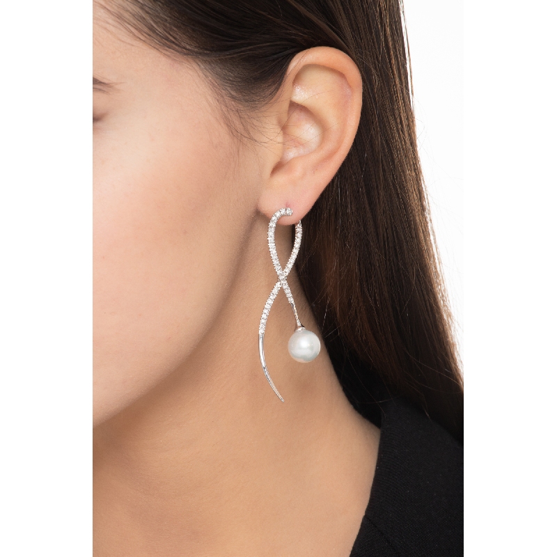 Boucles d’oreilles en or blanc 18k avec diamants brillants et perles