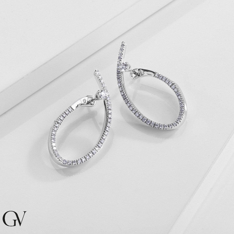 Boucles d’oreilles ovales en or blanc 18k avec diamants brillants
