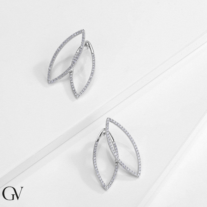 Boucles doreilles double ovale en or blanc 18k avec diamants Boucles doreilles double ovale en or blanc 18k avec diamants