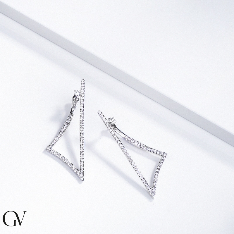 Boucles d’oreilles triangulaires en or blanc 18k avec diamants Boucles d’oreilles triangulaires en or blanc 18k avec diamants