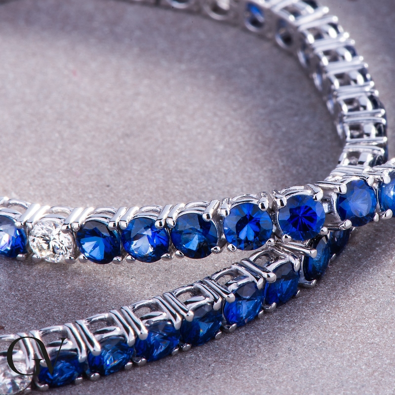 Bracelet Tennis à fil en Or Blanc 18k serti de Saphirs bleus et de diamants Bracelet Tennis à fil en Or Blanc 18k serti de Saphirs bleus et de diamants