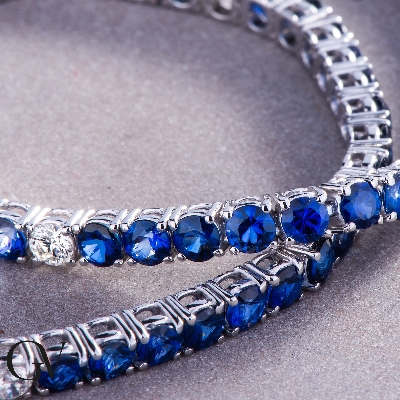 Bracelet Tennis à fil en Or Blanc 18k serti de Saphirs bleus et de diamants