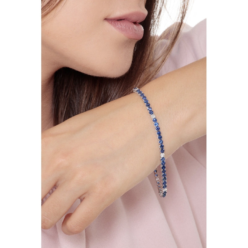 Bracelet Tennis à fil en Or Blanc 18k serti de Saphirs bleus et de diamants Bracelet Tennis à fil en Or Blanc 18k serti de Saphirs bleus et de diamants