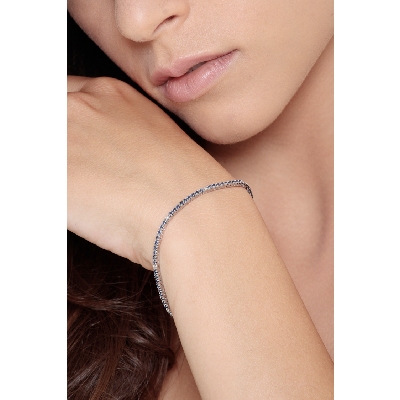 Bracelet tennis griffes en or blanc 18K avec saphirs bleus et diamants