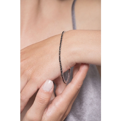 Bracelet tennis à griffes en or blanc 18k avec diamants noirs