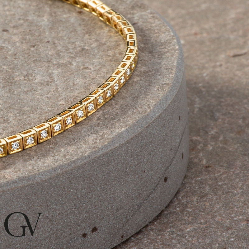 Bracelet carré en or jaune 18k serti de diamants Bracelet carré en or jaune 18k serti de diamants