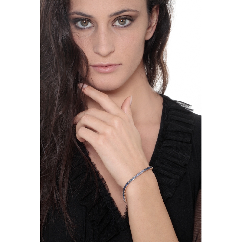 Bracelet tennis en fil d'or rose 18k avec saphirs multicolores bleus  Bracelet tennis en fil d'or rose 18k avec saphirs multicolores bleus