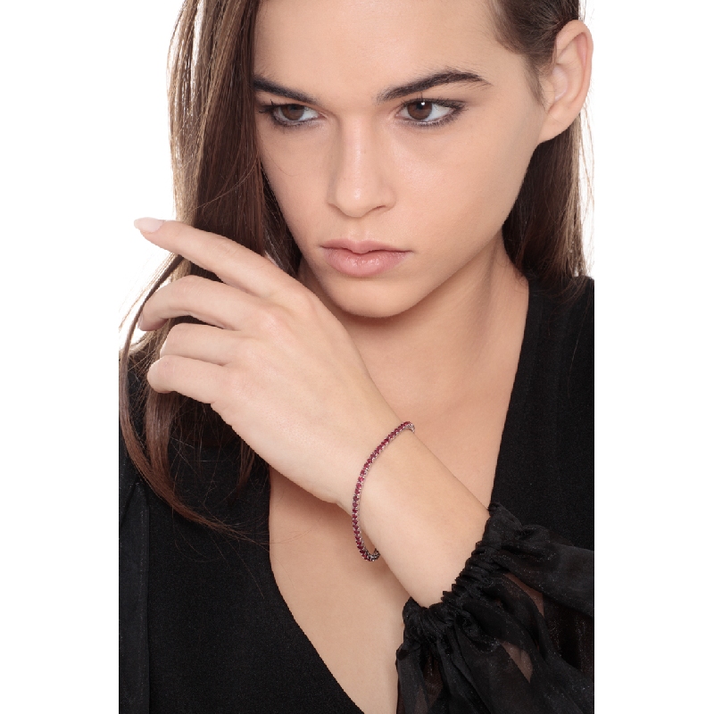 Bracelet tennis carré en or blanc 18k avec rubis rouges Bracelet tennis carré en or blanc 18k avec rubis rouges