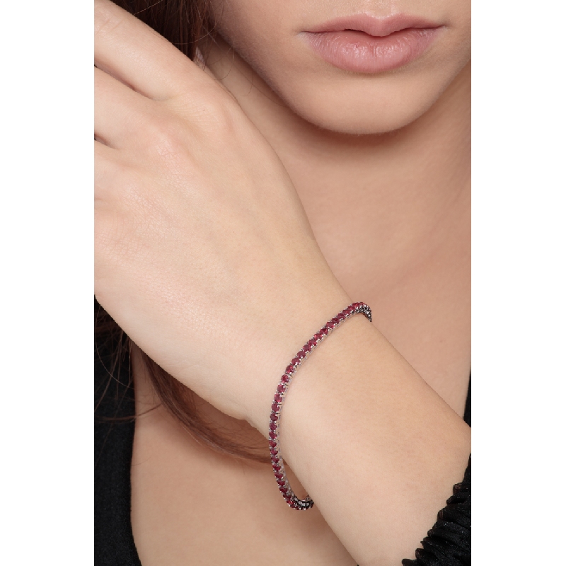 Bracelet tennis carré en or blanc 18k avec rubis rouges Bracelet tennis carré en or blanc 18k avec rubis rouges