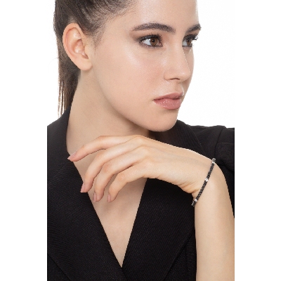 Bracelet tennis à griffes en or blanc 18k serti de diamants blancs et noirs