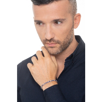 Bracelet tennis à griffes en or blanc 18 carats serti de saphirs bleus