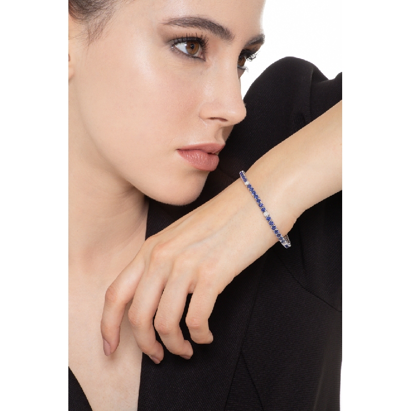 Bracelet tennis à griffes en or blanc 18 carats serti de saphirs bleus Bracelet tennis à griffes en or blanc 18 carats serti de saphirs bleus