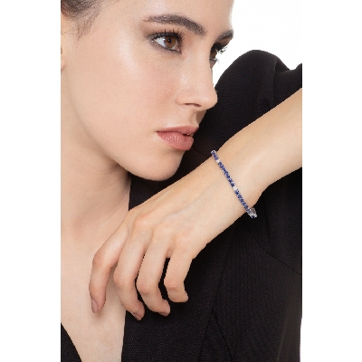Bracelet tennis à griffes en or blanc 18 carats serti de saphirs bleus