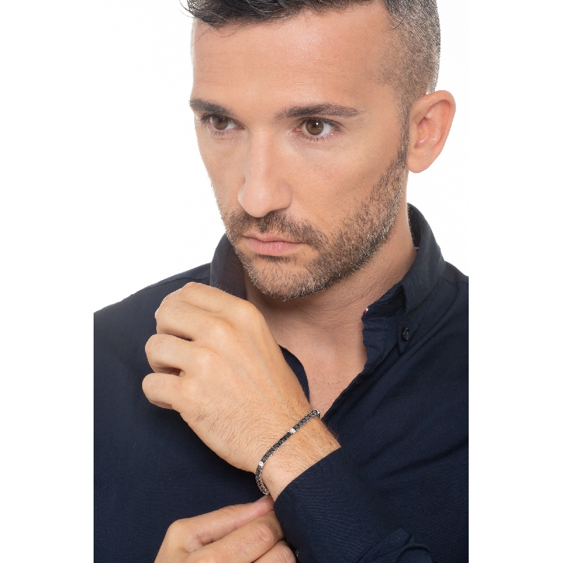 Bracelet tennis en or blanc 18k serti de diamants noirs alternés avec des diamants  Bracelet tennis en or blanc 18k serti de diamants noirs alternés avec des diamants