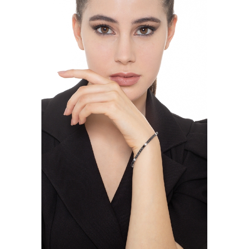 Bracelet tennis en or blanc 18k serti de diamants noirs alternés avec des diamants  Bracelet tennis en or blanc 18k serti de diamants noirs alternés avec des diamants