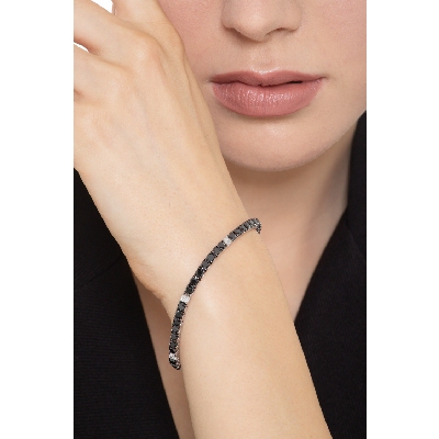 Bracelet tennis en or blanc 18k serti de diamants noirs alternés avec des diamants 