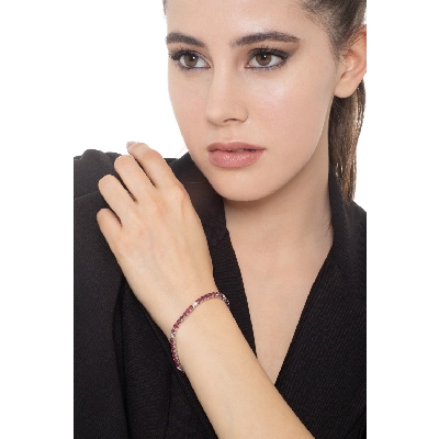 Bracelet tennis en or blanc 18K avec rubis et diamants