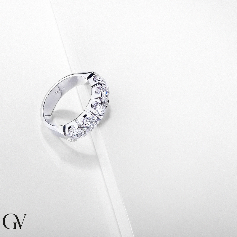 Bague 5 pierres en Or Blanc 18k ct 2,20 Bague 5 pierres en Or Blanc 18k ct 2,20