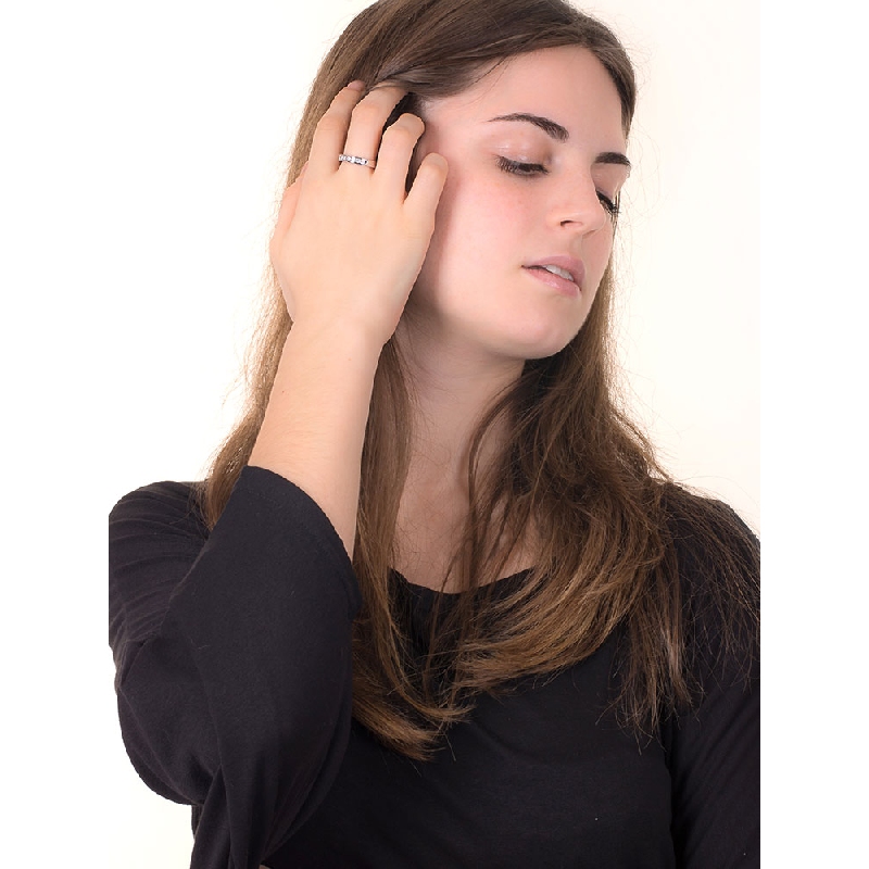 Bague à sept pierres en or blanc 18k avec diamants, carat 0,50 Bague à sept pierres en or blanc 18k avec diamants, carat 0,50