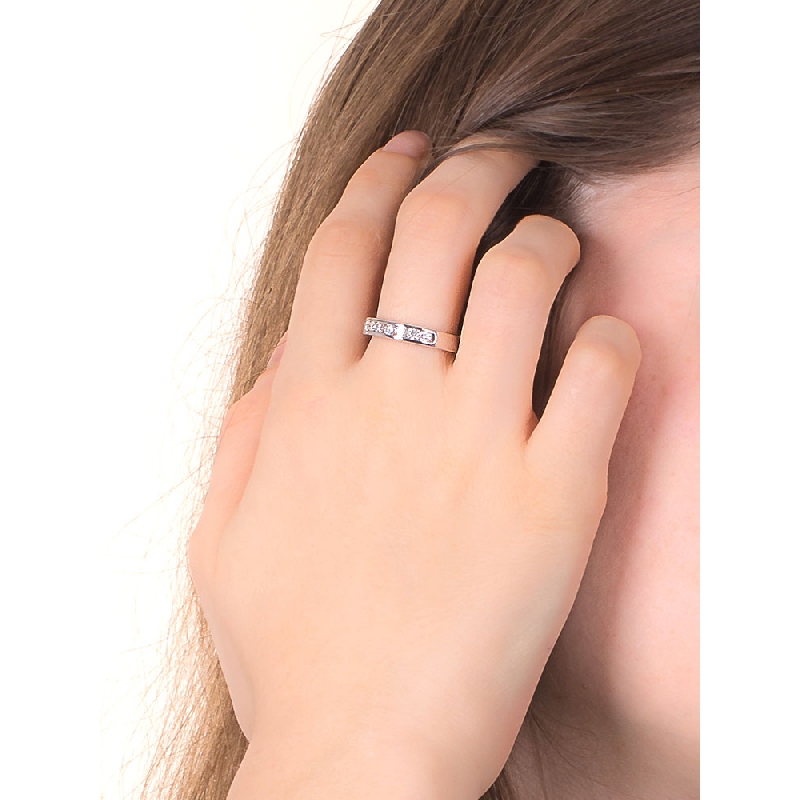 Bague à sept pierres en or blanc 18k avec diamants, carat 0,50 Bague à sept pierres en or blanc 18k avec diamants, carat 0,50