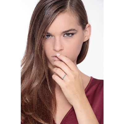 Bague eternity en Or Blanc 18k avec diamants bleus taille brillant