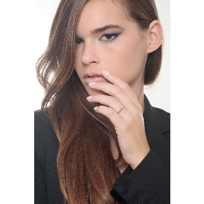 Bague Eternity griffes en or rose 18k avec diamants bleus