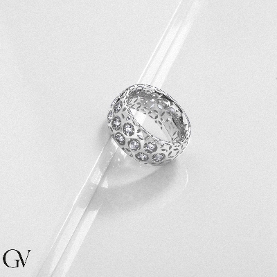 Bague à jonc ajouré en or blanc 18k avec diamants