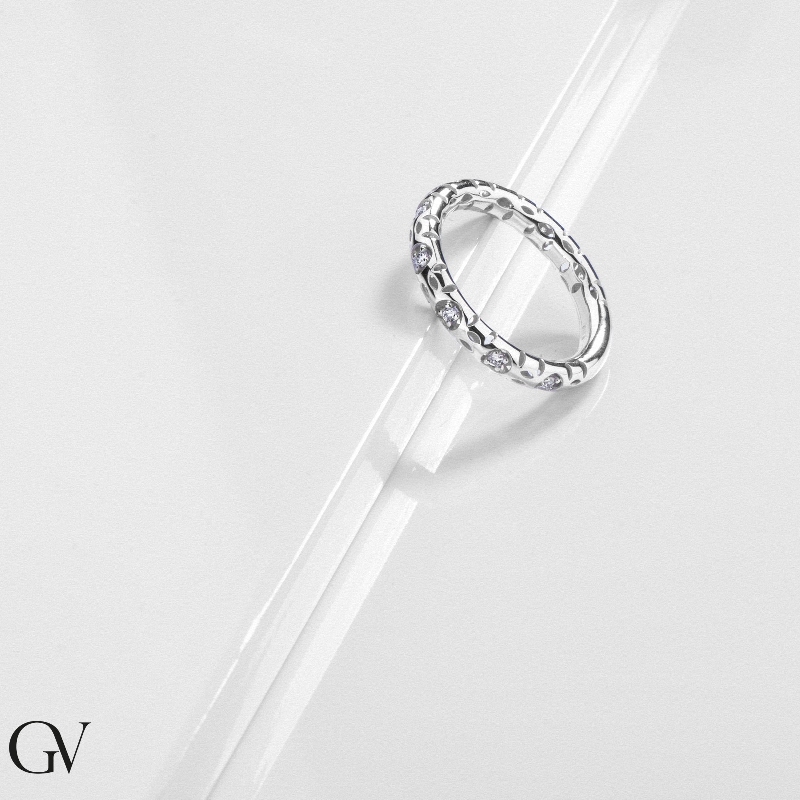 Bague ajourée en or blanc 18k avec diamants taille brillant