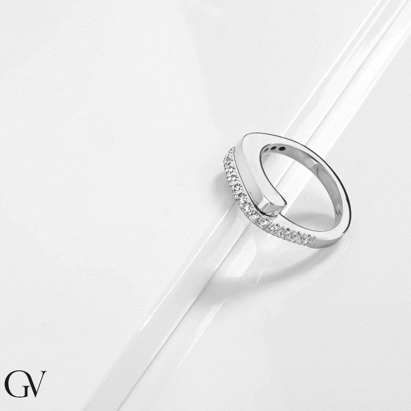Bague contrarié design en or blanc 18k avec diamants Bague contrarié design en or blanc 18k avec diamants