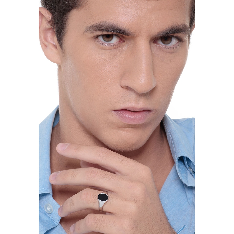 Bague chevalière en or blanc 18k avec onyx Bague chevalière en or blanc 18k avec onyx