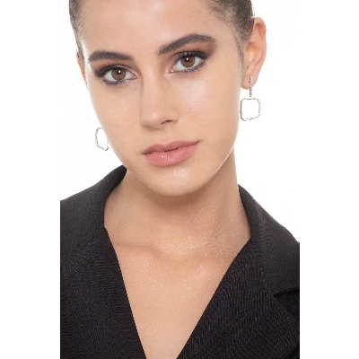 Boucles d’oreilles pendantes en or blanc 18k carré et diamants