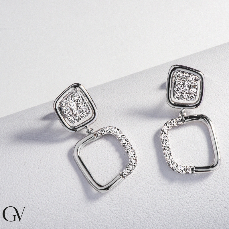 Boucles d’oreilles pendantes en or blanc 18k carrés et diamants