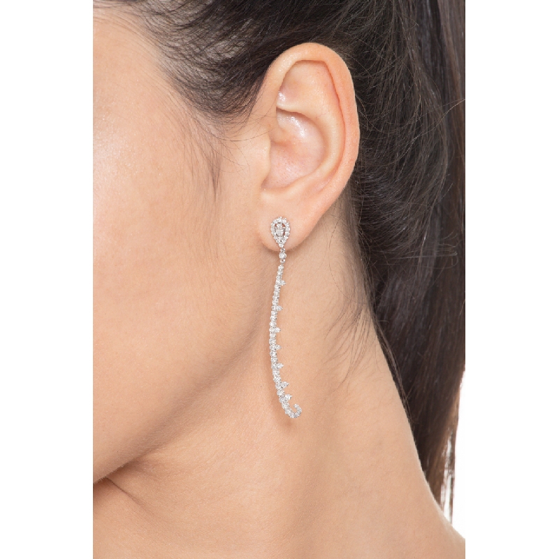 Boucles d’oreilles design en or blanc 18k avec pendants en diamants