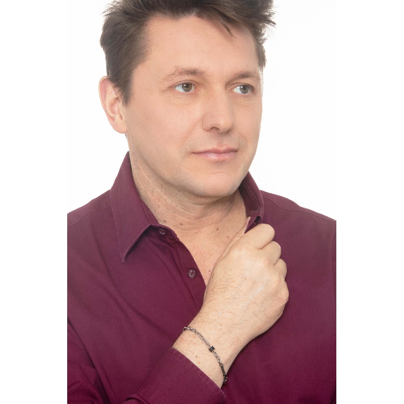 Bracelet en or blanc 18k avec barrette et zircons noirs Bracelet en or blanc 18k avec barrette et zircons noirs