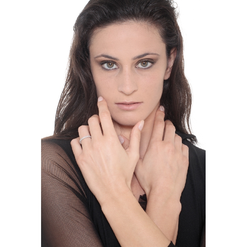 Bague design en or blanc 18k sertie de diamants  Bague design en or blanc 18k sertie de diamants