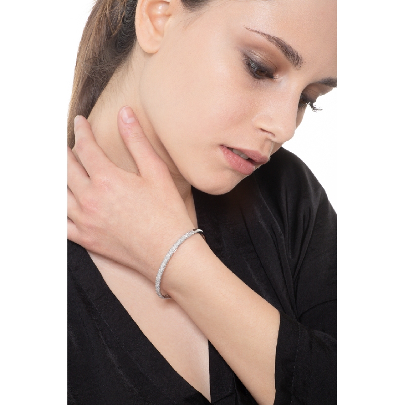 Bracelet rigide en Or Blanc 18k avec pavé de Diamants Bracelet rigide en Or Blanc 18k avec pavé de Diamants