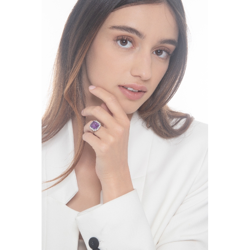 Bague avec améthyste rectangulaire et diamants brillants