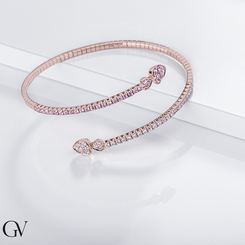 Bracelet Semi Rigide en Or Rose 18K avec Cœurs Diamants et Saphirs Roses Bracelet Semi Rigide en Or Rose 18K avec Cœurs Diamants et Saphirs Roses