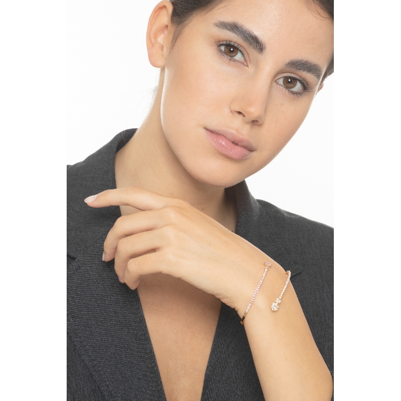 Bracelet Semi Rigide en Or Rose 18K avec Cœurs Diamants et Saphirs Roses Bracelet Semi Rigide en Or Rose 18K avec Cœurs Diamants et Saphirs Roses