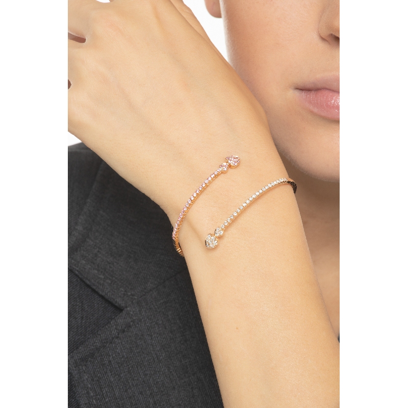 Bracelet Semi Rigide en Or Rose 18K avec Cœurs Diamants et Saphirs Roses Bracelet Semi Rigide en Or Rose 18K avec Cœurs Diamants et Saphirs Roses